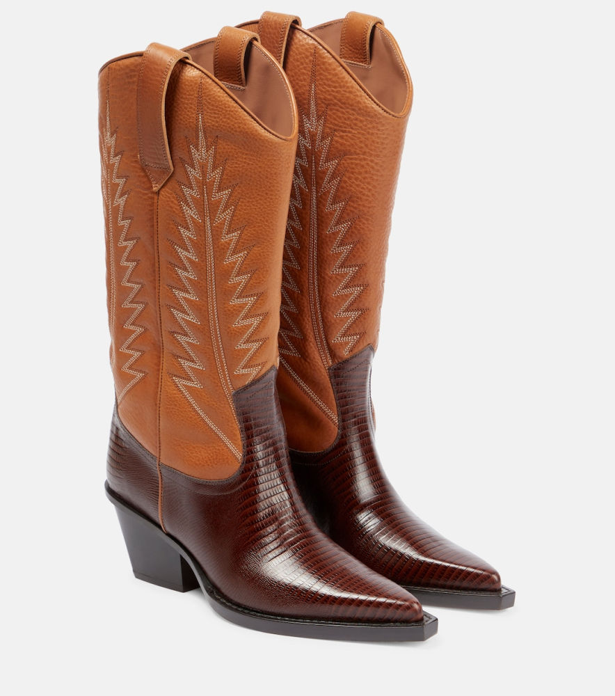 Este modelo de botas cowboy de la firma Paris Texas está elaborado en piel de becerro con paneles grabados en contraste, un bordado de tres puntadas, y el icónico tacón inclinado