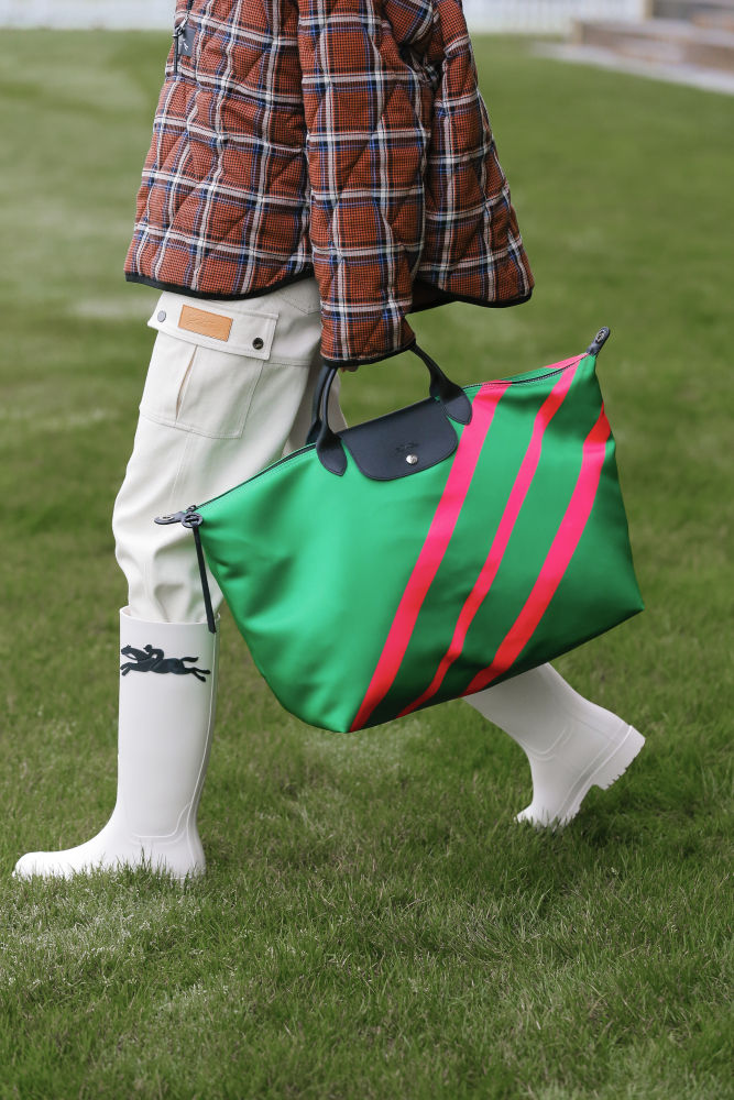 La nueva colección de Longchamp se inspira en el colorido y gráfico universo de las carreras de caballos. Colecciones de bolsos icónicos, como el modelo Pliage, y una línea de prêt-à-porter de carácter elegante y deportivo que atraerá todas las miradas