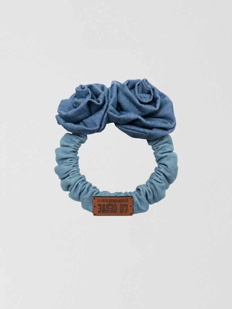 Un imprescindible para la coleta, el peinado preferido de las amazonas. Este es de la colección denim de La Veste, que incluye prendas en el tejido icónico de los cowboys