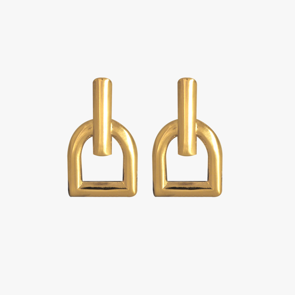 De formas elegantes y muy gráficas, las piezas de la colección Ambar de CXC tienen carácter propio. Estos pendientes en forma de estribo están fabricados en plata y bañados en oro; también está la versión colgante y anillo