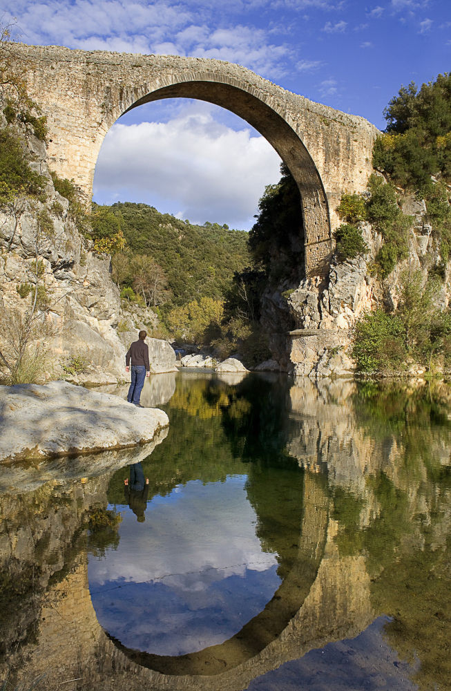 El puente de Llierca es uno de los espacios de a Garrotxa que más impresiona, por la estampa que brinda su esbelta figura salvando el río. Data de 1345, y para cruzarlo con mercancías o ganado se debía pagar el correspondiente peaje