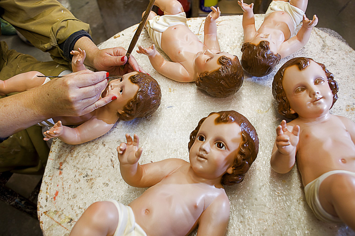 Olot, la capital, es famosa por sus talleres de imaginería religiosa cristiana, que sobre todo durante los años 40 y 50 inundaron España de figuras de yeso en serie. Se puede profundizar en el oficio visitando el Museo de los Santos de Olot