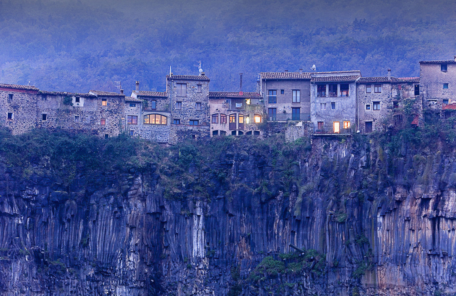 Las casas de Castellfollit de La Roca sobre columnas de basalto configuran uno de los accesos más atractivos al parque natural de la Zona Volcánica de la Garrotxa. En su interior el pueblo tiene un mirador con unas vistas fantásticas