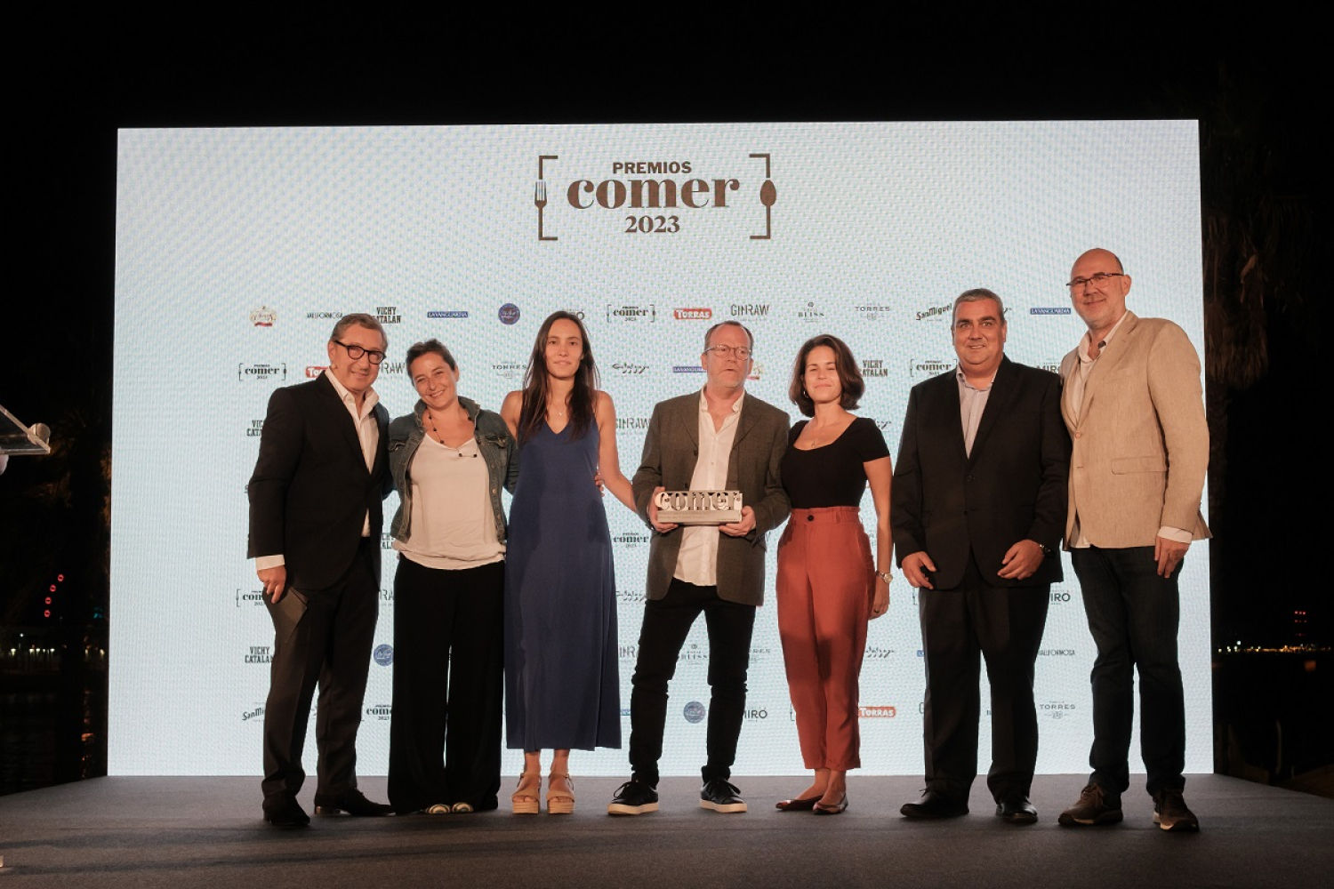 Premis Comer Guyana Guardian. A l'hotel W Crec que en les edicions anteriors han anat dues persones de Fotografia. Gràcies Caldria fer fotos d'ambient, també dels premiats i al final de tots els premiats junts que potser també podriem ajuntar abans de l'inici. I és bo tenir fotos de grupets de cuiners i cuineres potents. Moltes gràcies
Sección