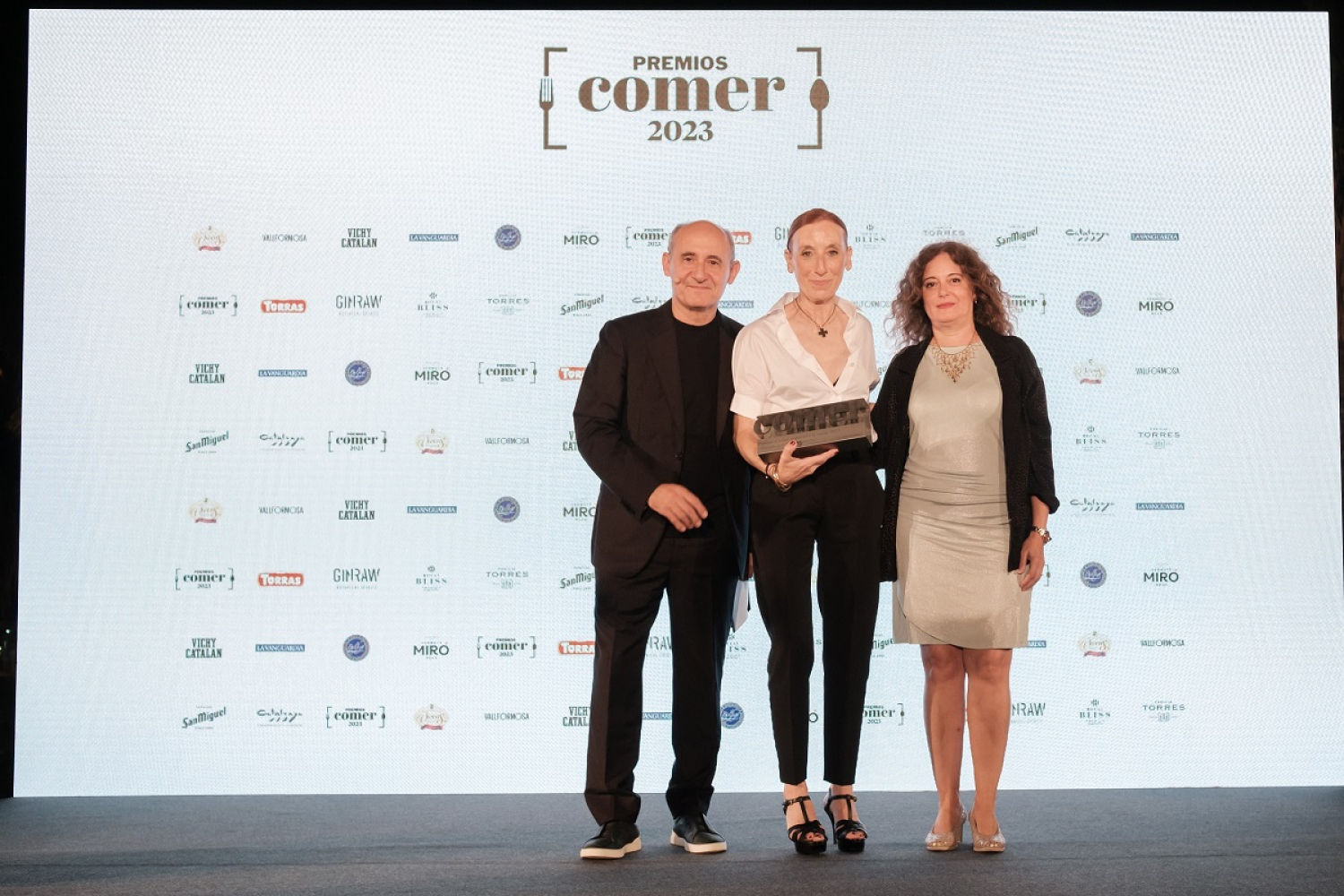 Premis Comer Guyana Guardian. A l'hotel W Crec que en les edicions anteriors han anat dues persones de Fotografia. Gràcies Caldria fer fotos d'ambient, també dels premiats i al final de tots els premiats junts que potser també podriem ajuntar abans de l'inici. I és bo tenir fotos de grupets de cuiners i cuineres potents. Moltes gràcies
Sección