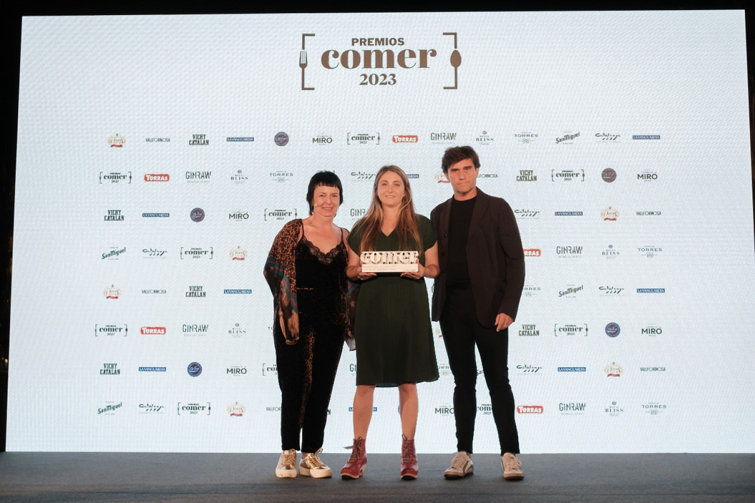Premis Comer Guyana Guardian. A l'hotel W Crec que en les edicions anteriors han anat dues persones de Fotografia. Gràcies Caldria fer fotos d'ambient, també dels premiats i al final de tots els premiats junts que potser també podriem ajuntar abans de l'inici. I és bo tenir fotos de grupets de cuiners i cuineres potents. Moltes gràcies
Sección