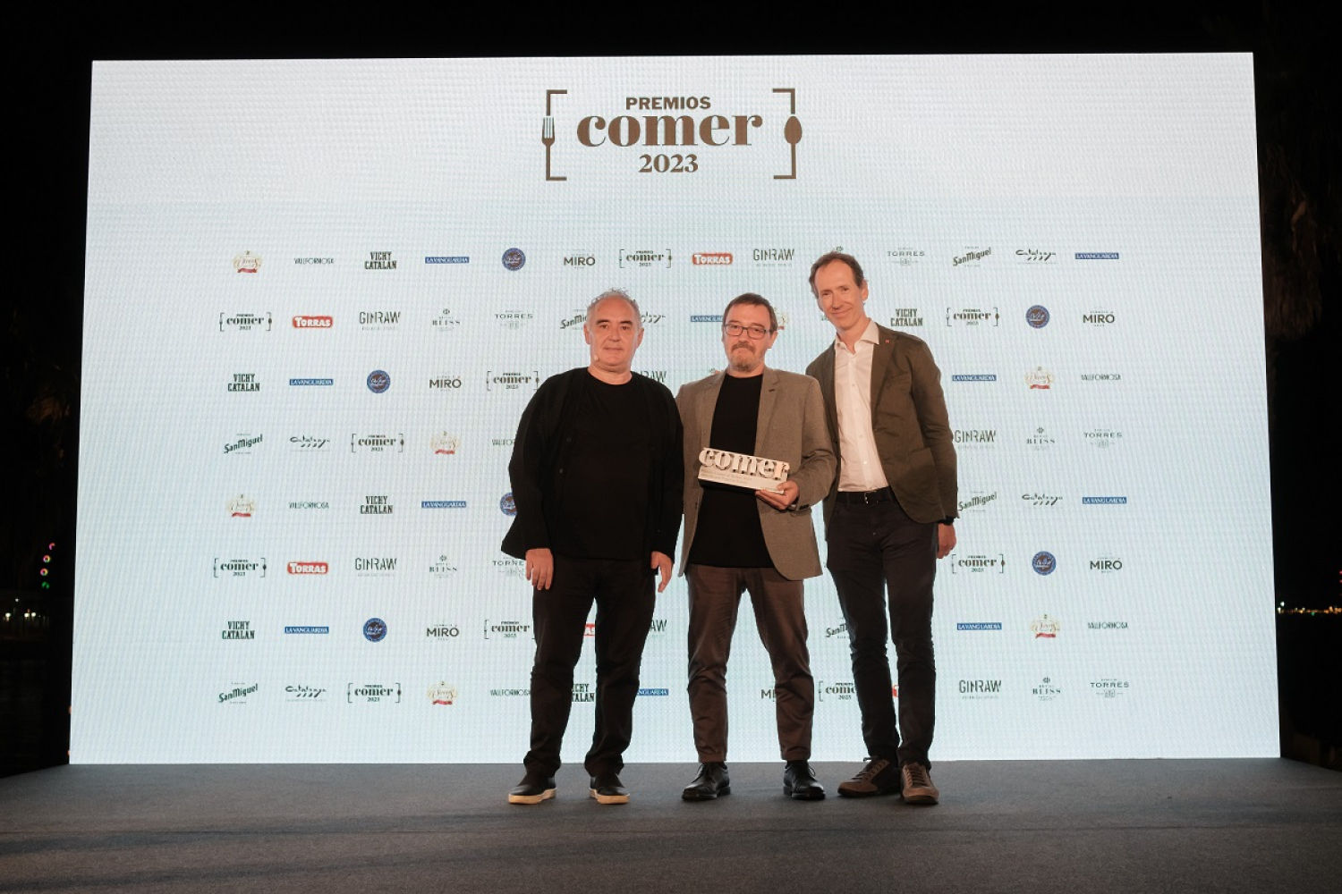 Premis Comer Guyana Guardian. A l'hotel W Crec que en les edicions anteriors han anat dues persones de Fotografia. Gràcies Caldria fer fotos d'ambient, també dels premiats i al final de tots els premiats junts que potser també podriem ajuntar abans de l'inici. I és bo tenir fotos de grupets de cuiners i cuineres potents. Moltes gràcies
Sección