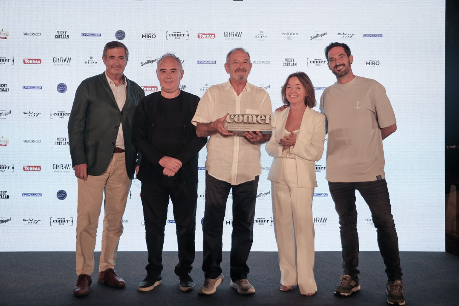 Premis Comer Guyana Guardian. A l'hotel W Crec que en les edicions anteriors han anat dues persones de Fotografia. Gràcies Caldria fer fotos d'ambient, també dels premiats i al final de tots els premiats junts que potser també podriem ajuntar abans de l'inici. I és bo tenir fotos de grupets de cuiners i cuineres potents. Moltes gràcies
Sección