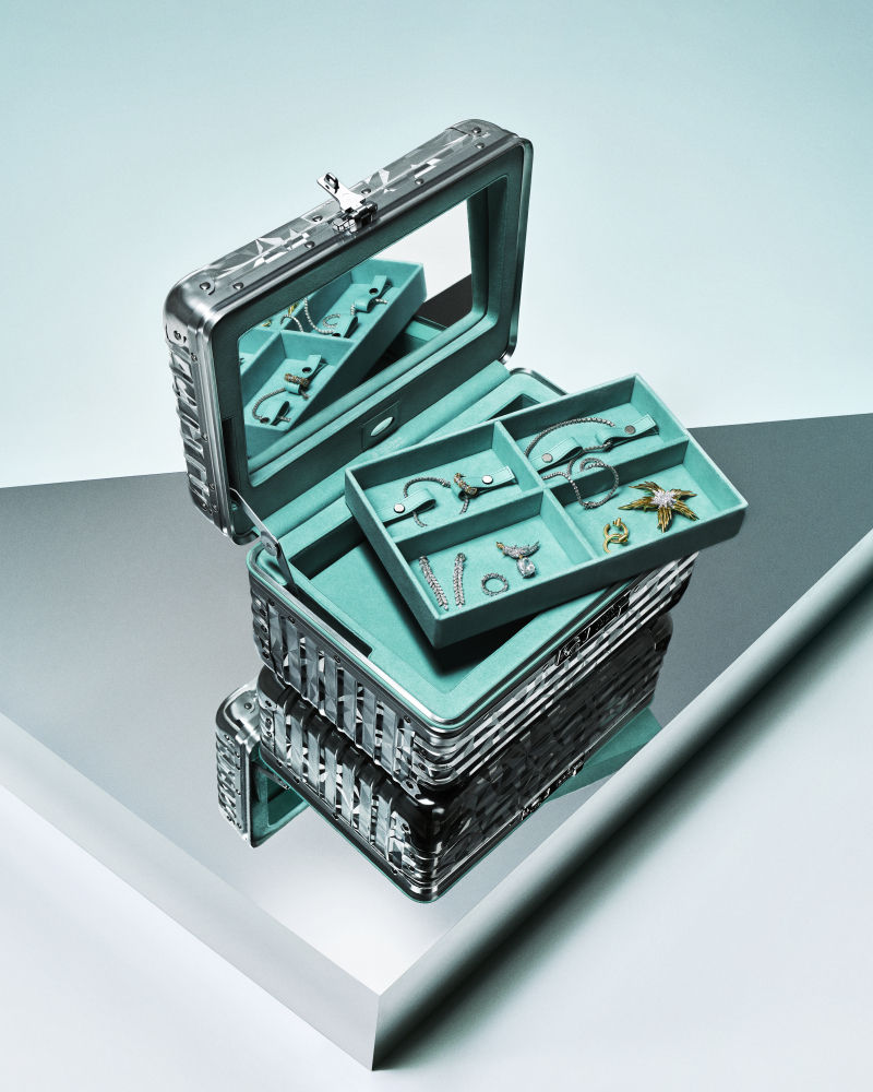 El mundo de los viajes y la alta joyería se unen para crear el joyero de Rimowa y Tiffany&Co. Su diseño simula las facetas de un diamante y la letra T a modo de guiño a la firma de alta joyería. Diseñado para salvaguardar las joyas tanto en casa como de viaje, el exclusivo cofre cuenta con tres bandejas y un espejo.