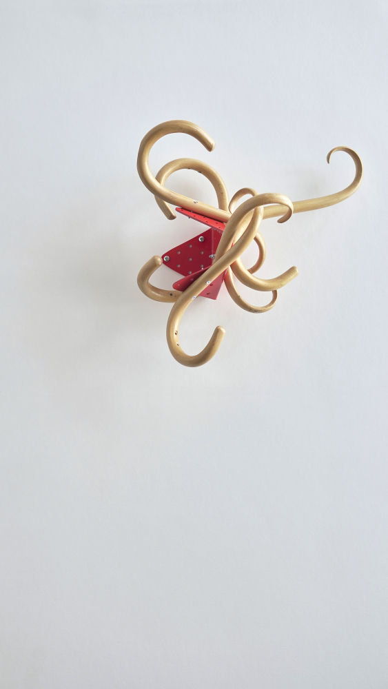 Con su colección de percheros Colgados con la T300, Curro Claret quiere incitar a la gente a crear sus propios objetos. En la serie de ocho piezas únicas, presentada en Il·lacions Design Gallery, evoca desde el universo Thonet al de los Eames, pasando por el mundo de la música o la infancia en casa de los abuelos... A partir de objetos encontrados, los ensambla mediante su conector T300. Diseñador de culto en la escena barcelonesa, esta pieza es clave en la trayectoria de Claret y facilita la producción de mobiliario y lámparas a partir de materiales diversos