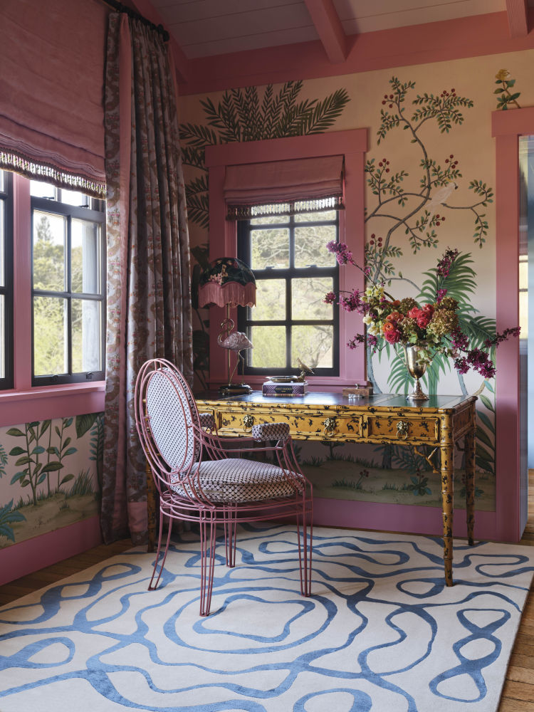 Los tonos llamativos, las sobreposiciones y, sobre todo, la intención de celebrar la joie de vivre impregnan las exclusivas alfombras de la nueva colección de The Rug Company. Un estampado en movimiento, inspirado en las vibraciones de la frecuencia del sonido, busca levantar el ánimo y la energía del hogar. Listos para la llegada del frío