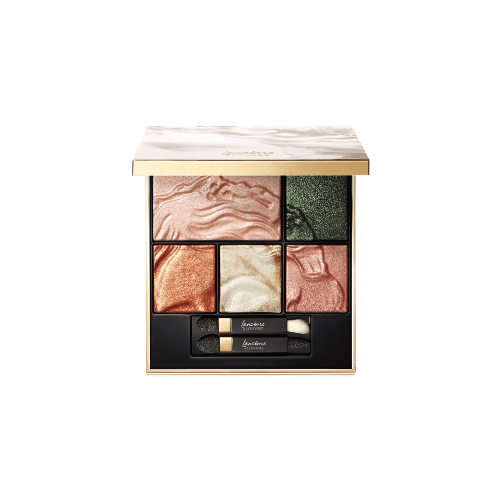 Esta paleta de sombras y rostro de la colaboración Lancôme x Louvre celebra la escultura de Corinne, una poeta griega del siglo V a.C. que está en el ala Richelieu del museo