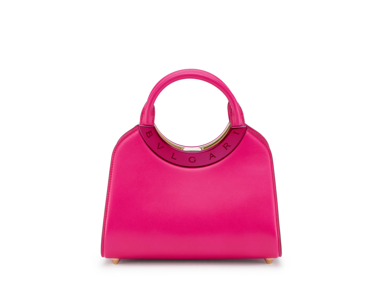 El bolso Roma. La pieza, que está disponible en un amplio abanico de colores, se caracteriza por su asa superior en piel de becerro y el detalle de metal en latón chapado en oro grabado con el logotipo de la firma de lujo