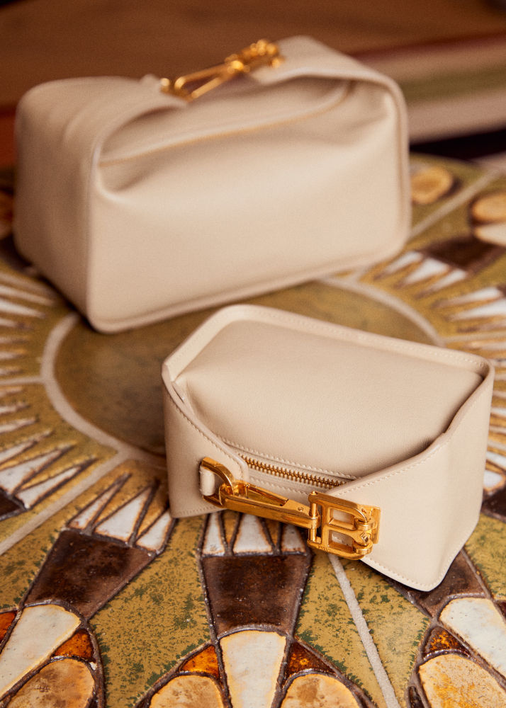 El logo no es solo un logo, es también una manera de comunicar la marca y el sentido de identidad, que ahora suma ‘me gusta’ en versión bolso XS