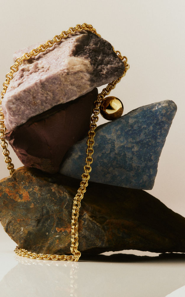 Es una de las marcas de joyas para tener en el radar. Entre los favoritos de los millennials, sus colgantes