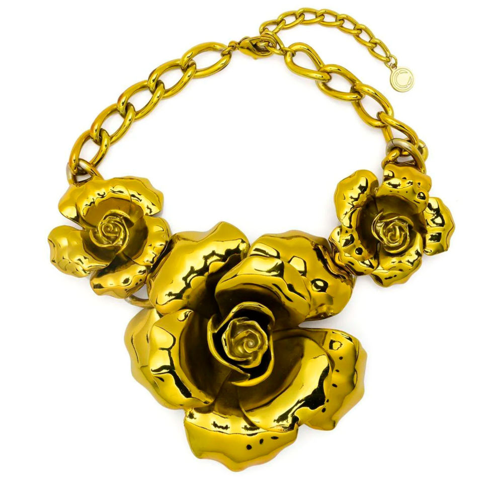 Roberto Cavalli esculpe collares orgánicos y maximalistas de metal, como este en forma de flor