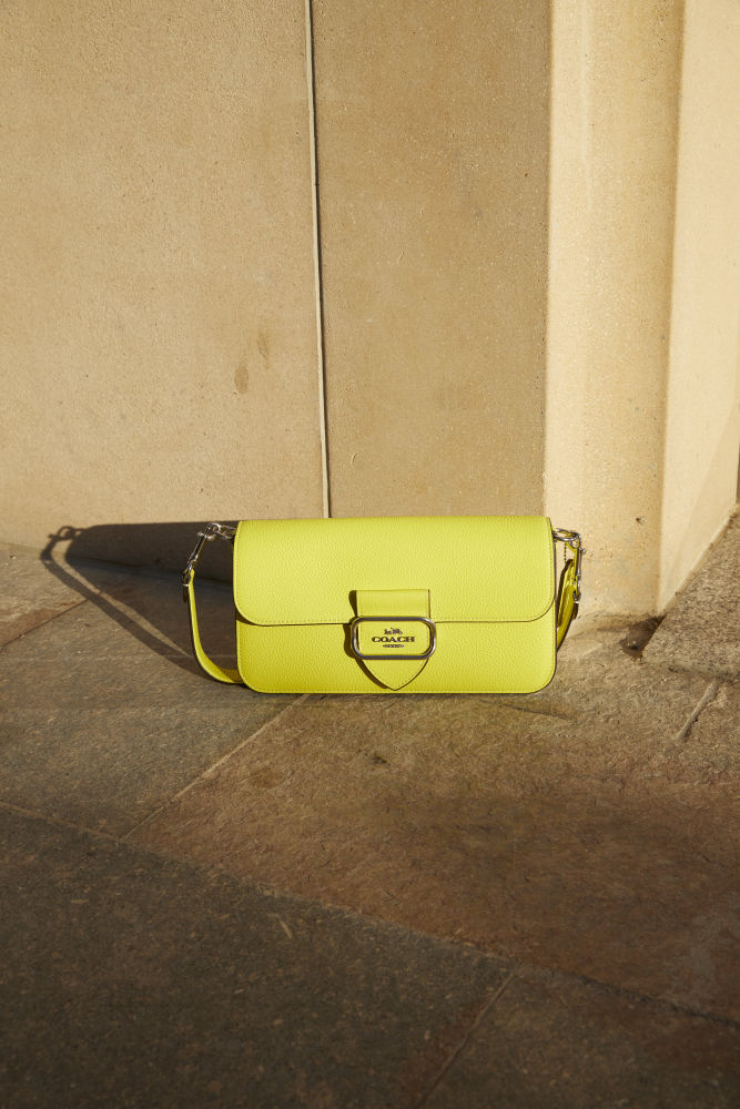 El color Pantone del 2021 vuelve a ponerse de moda no solo en vestidos, también en accesorios, como este bolso bandolera