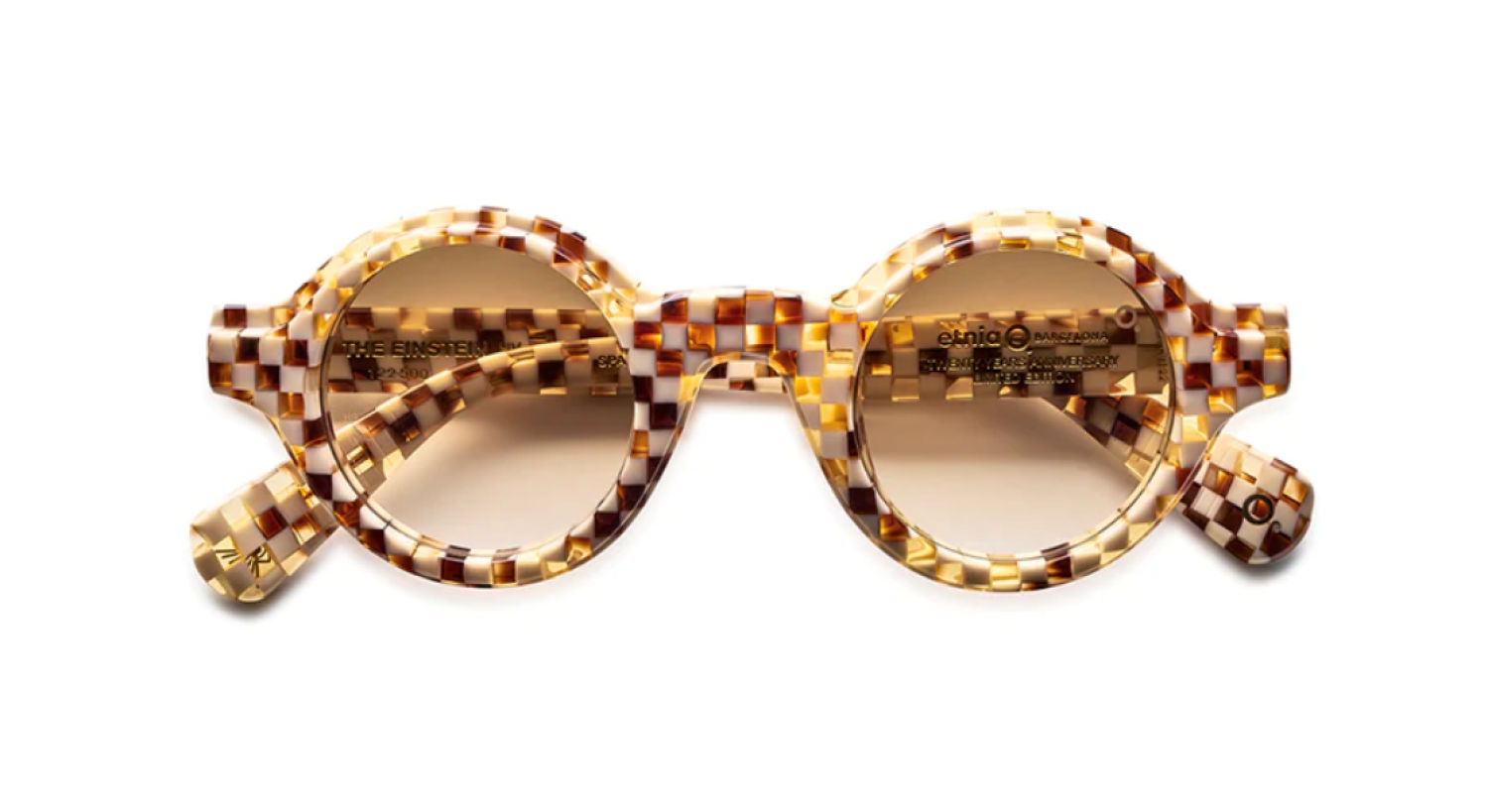 Heritage Capsule es una reedición de la icónica línea de acetato chess, que celebra el universo gráfico inconformista de la firma