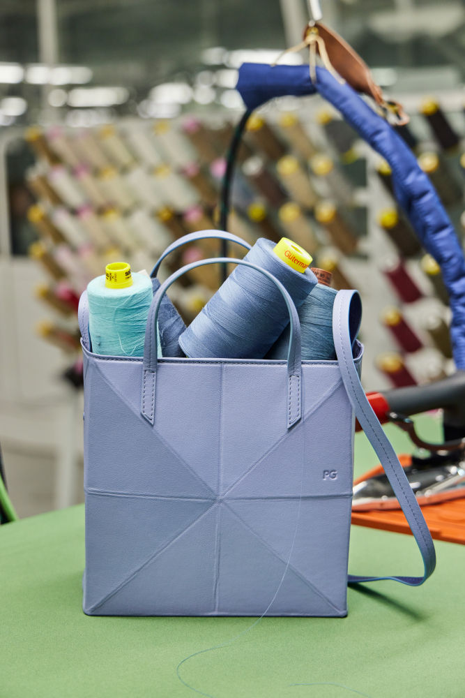 El diseño geométrico de los nuevos bolsos de la marca española está inspirado en el origami, la técnica de papiroflexia de origen japonés