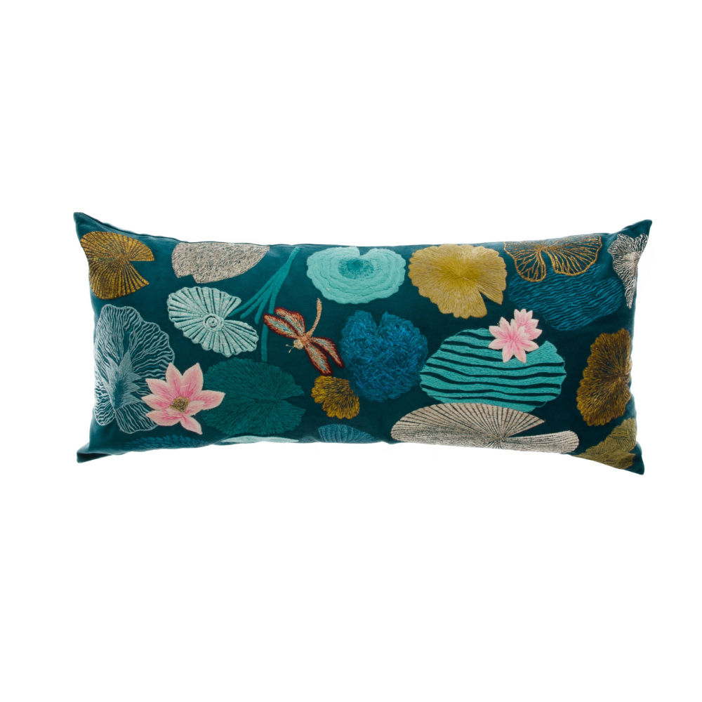 Esta marca de moda con sede en Beirut (Líbano) es conocida por sus diseños coloristas y eclécticos. Este cojín de terciopelo turquesa bordado, de 40x90 cm, es una oda a los poéticos nenúfares