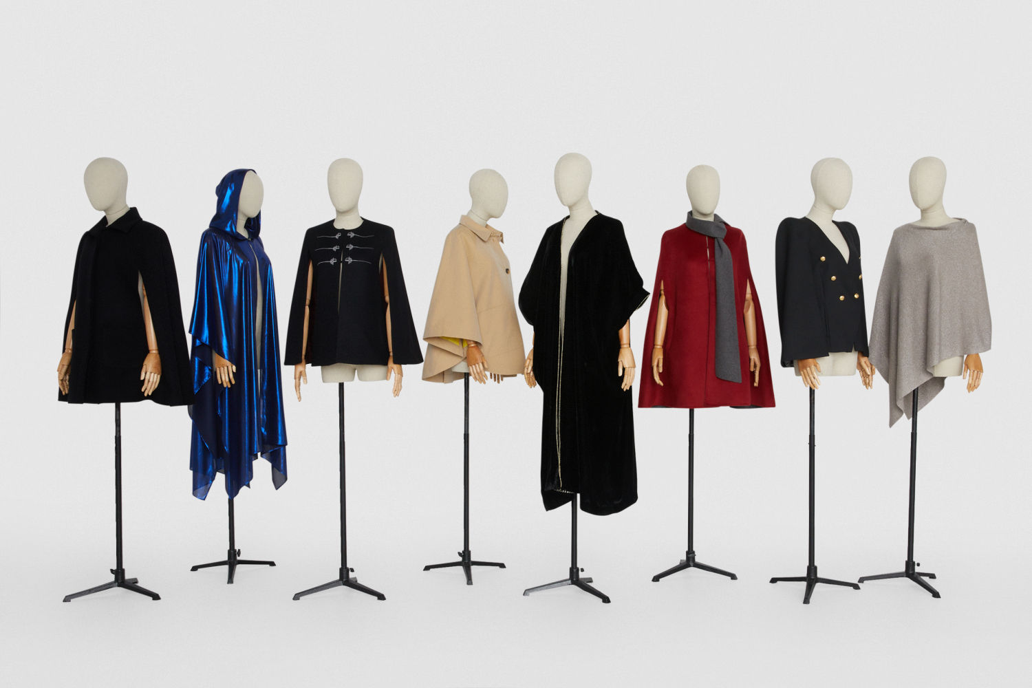 Codiseñadas por el director creativo Nacho Aguayo junto a ocho mujeres emprendedoras de diferentes ámbitos, las capas están confeccionadas con tejidos nobles, y los beneficios de su venta se destinarán a iniciativas de impacto social