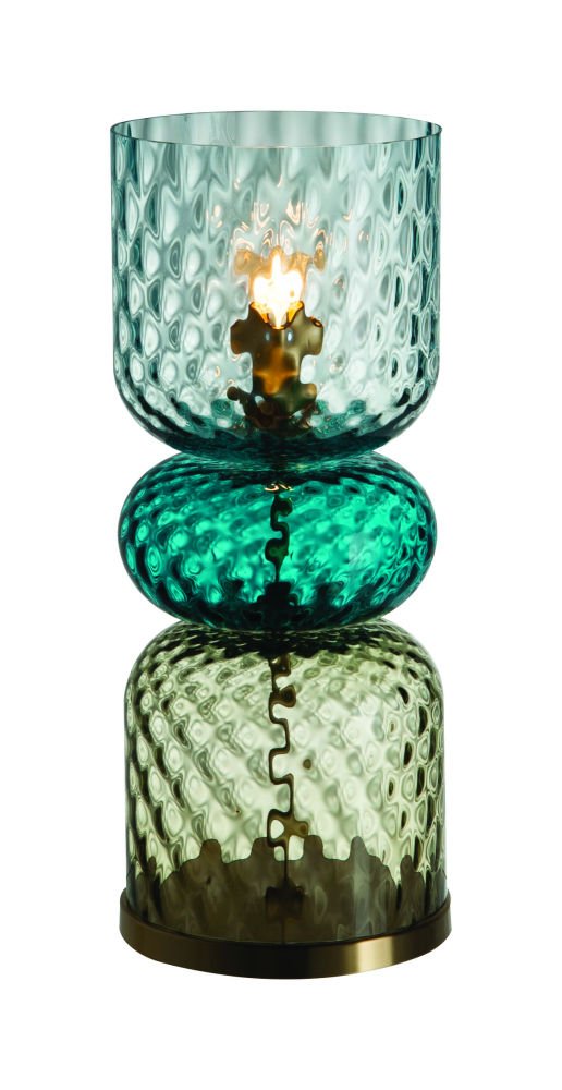 Esta lámpara de sobremesa con estructura de latón cepillado se presenta en diferentes colores y texturas: una de vidrio liso, otra con un gofrado y la tercera con un estriado