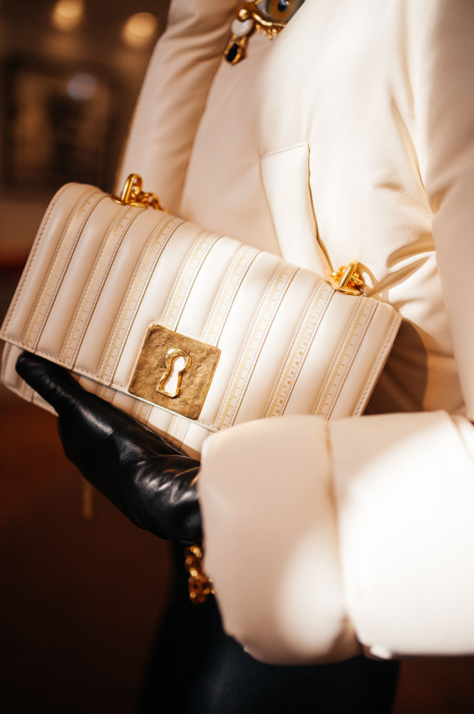 Los códigos clásicos de Schiaparelli se ensalzan en el nuevo bolso insignia de la casa. Una pieza con bandas de piel que evocan el perfil creado por Elsa Schiaparelli