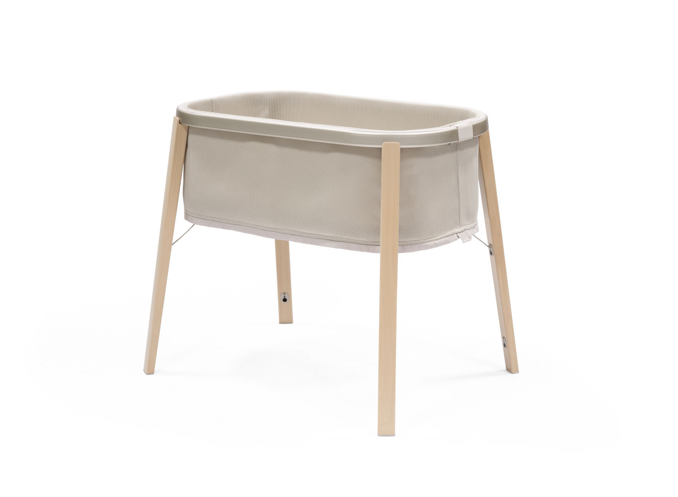 La cuna Snoozi se mueve fácilmente y se usa en la posición elevada durante los seis primeros meses para mantener al bebé cerca