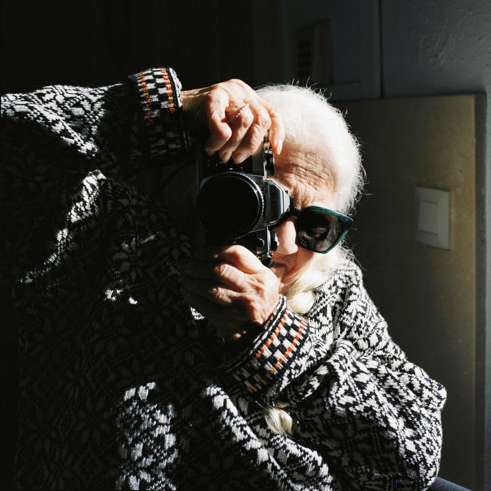 Cada prenda de la marca lleva el nombre de una abuela o un abuelo y se acompaña de su biografía. Una vez al año, la firma se ofrece a reparar jerséis viejos y recicla el material de los descartados