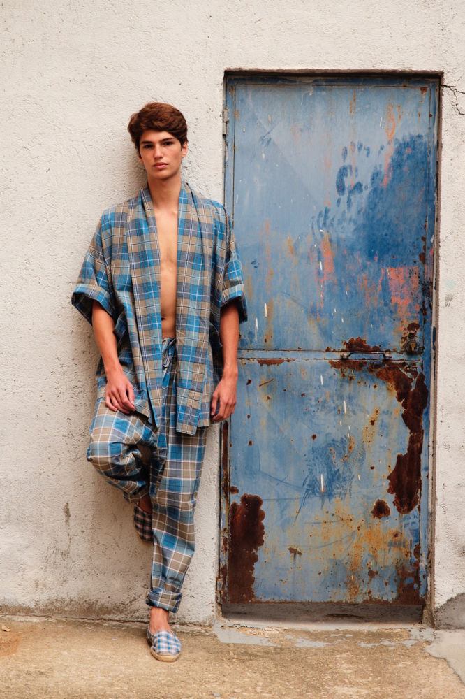 Kavita Parmar diseña con tejidos artesanales que llegan desde India hasta Toledo, donde los cortan y cosen