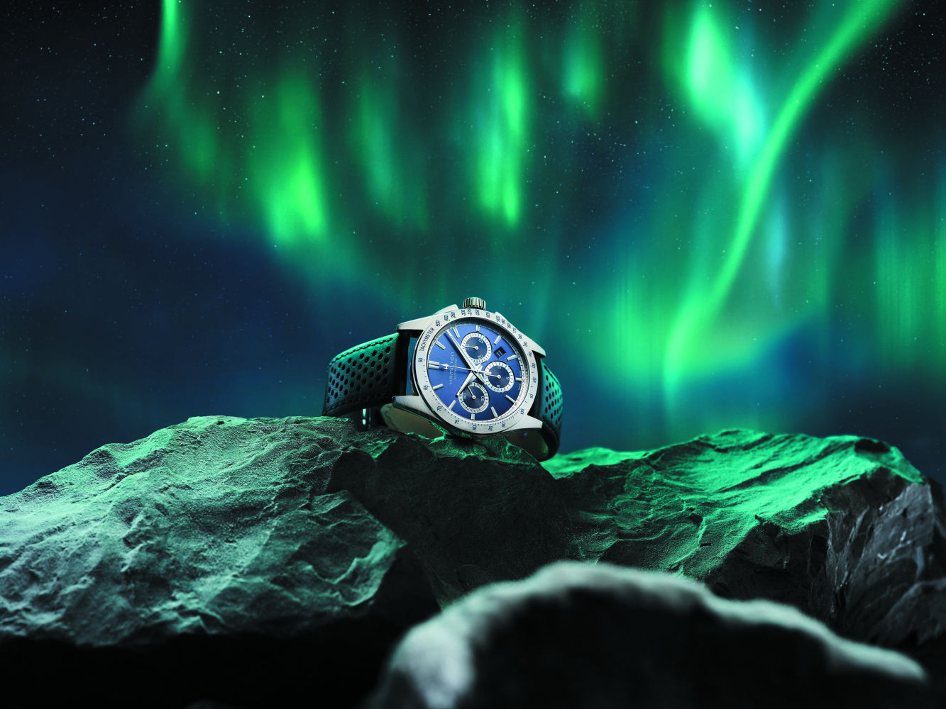 El Kakhi Field de la línea Expedition Hamilton es un modelo de relojes equipados con un bisel de brújula giratorio bidireccional marcado con los puntos cardinales y una resistencia al agua de 10 bares (100 m) que protege al movimiento sin importar el clima