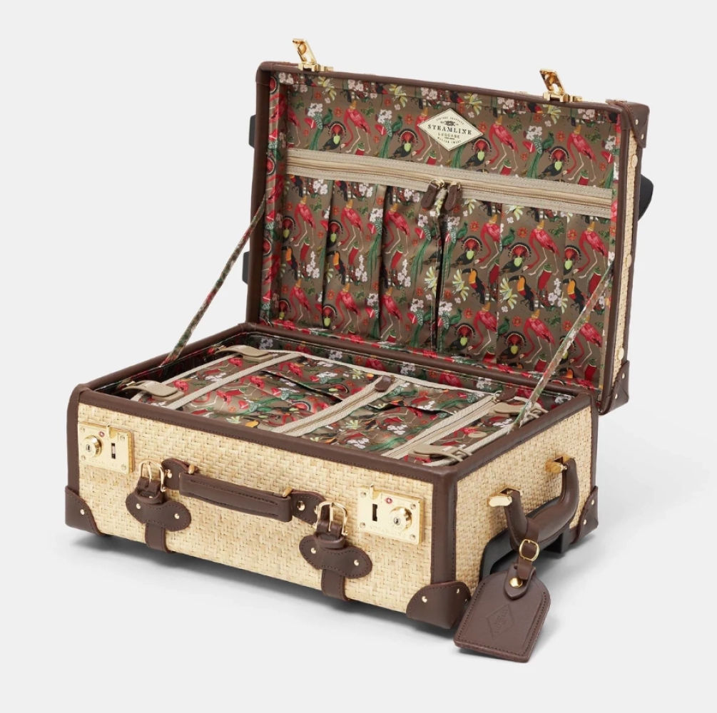 The Explorer es una colección de equipajes en ratán de origen sostenible con un estampado, que se inspiró en las aves exóticas de la selva de Costa Rica