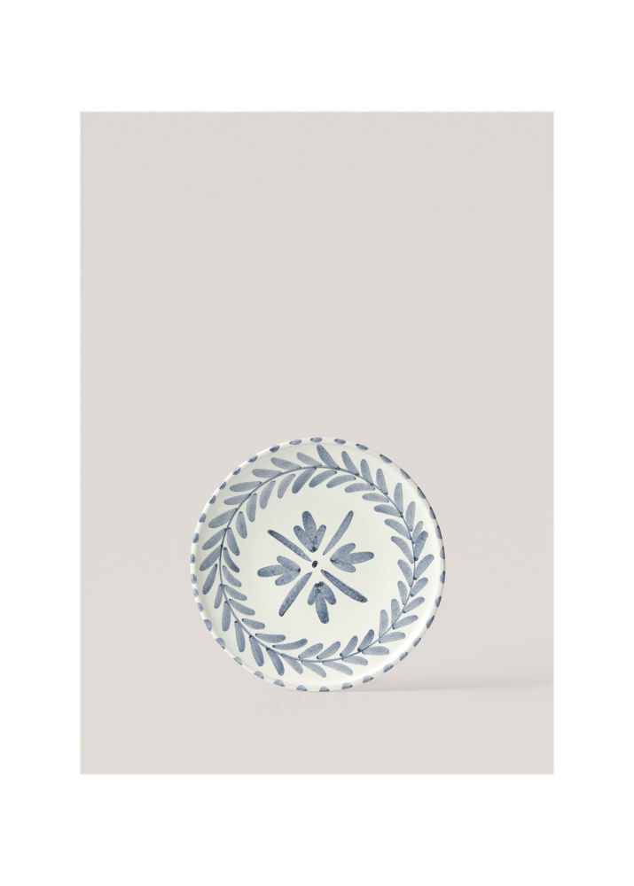 Este plato de cerámica con dibujos esmaltados está hecho en Portugal y pintado a mano. Pura sencillez pero con el valor de lo auténtico