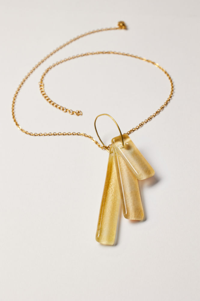 La luz dorada reflejada en la arena y la cadencia de las olas en la playa de su tierra natal dan forma a las joyas de Mirenchu Beascoechea. El resultado es una colección de piezas sutiles y versátiles