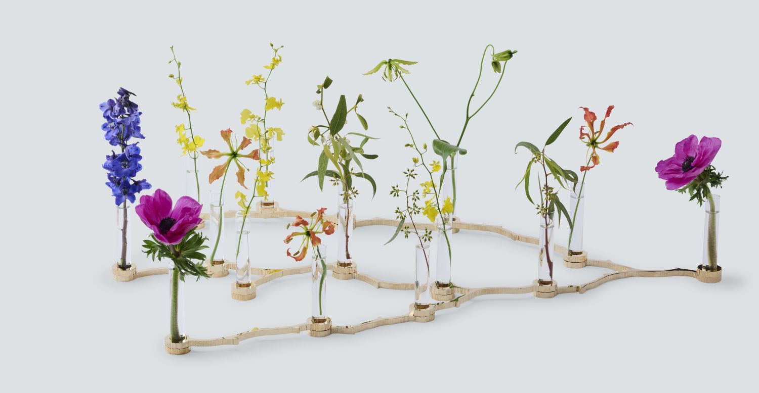 René Knip diseñó este candelabro y florero. Es una pieza interactiva de ramas acabadas en oro o bronce con la que puede crear una escultura ilimitada de portavelas y floreros individuales que se expanden a lo largo de la mesa