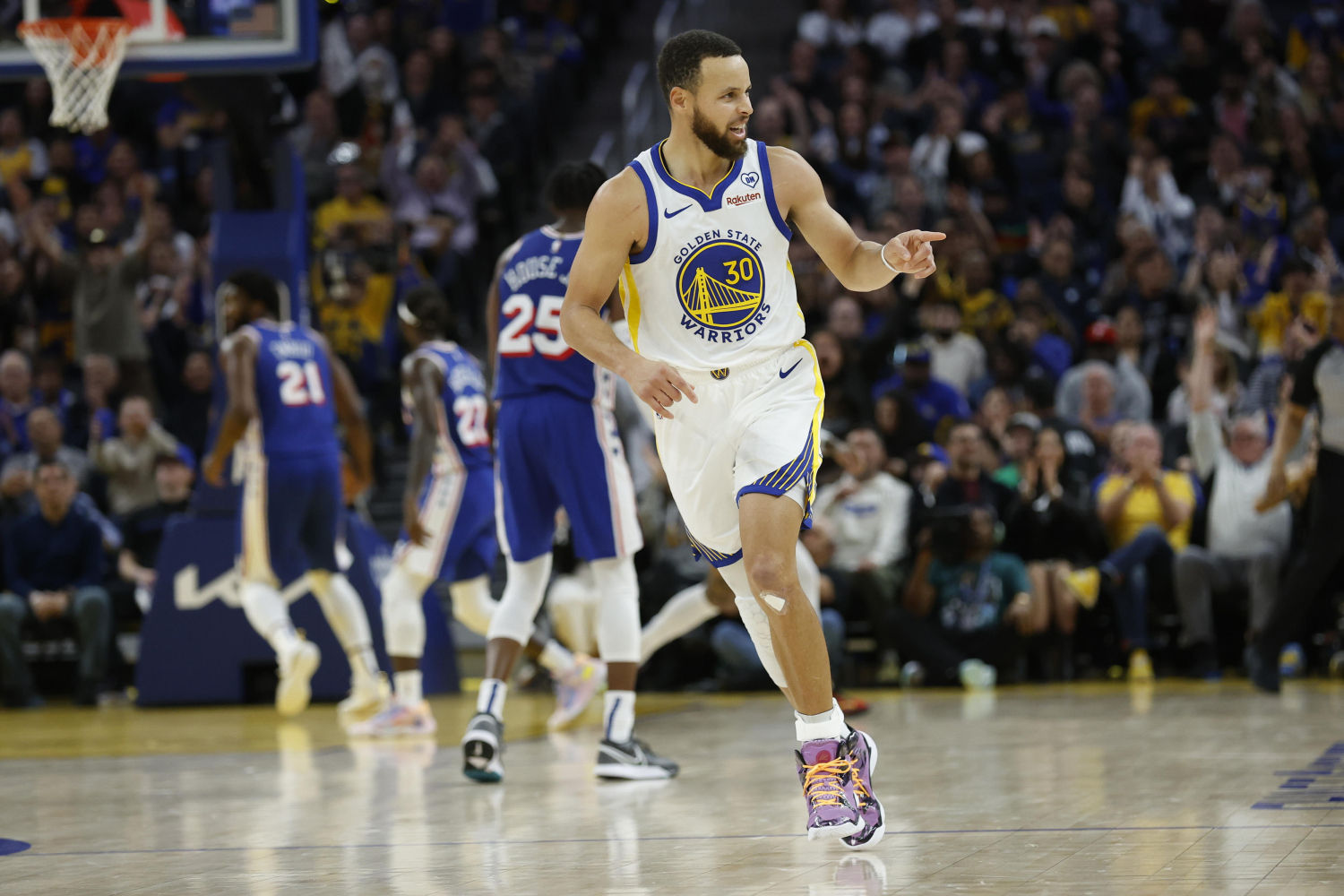 Stephen Curry reacciona a un triple ante los Philadelphia 76ers