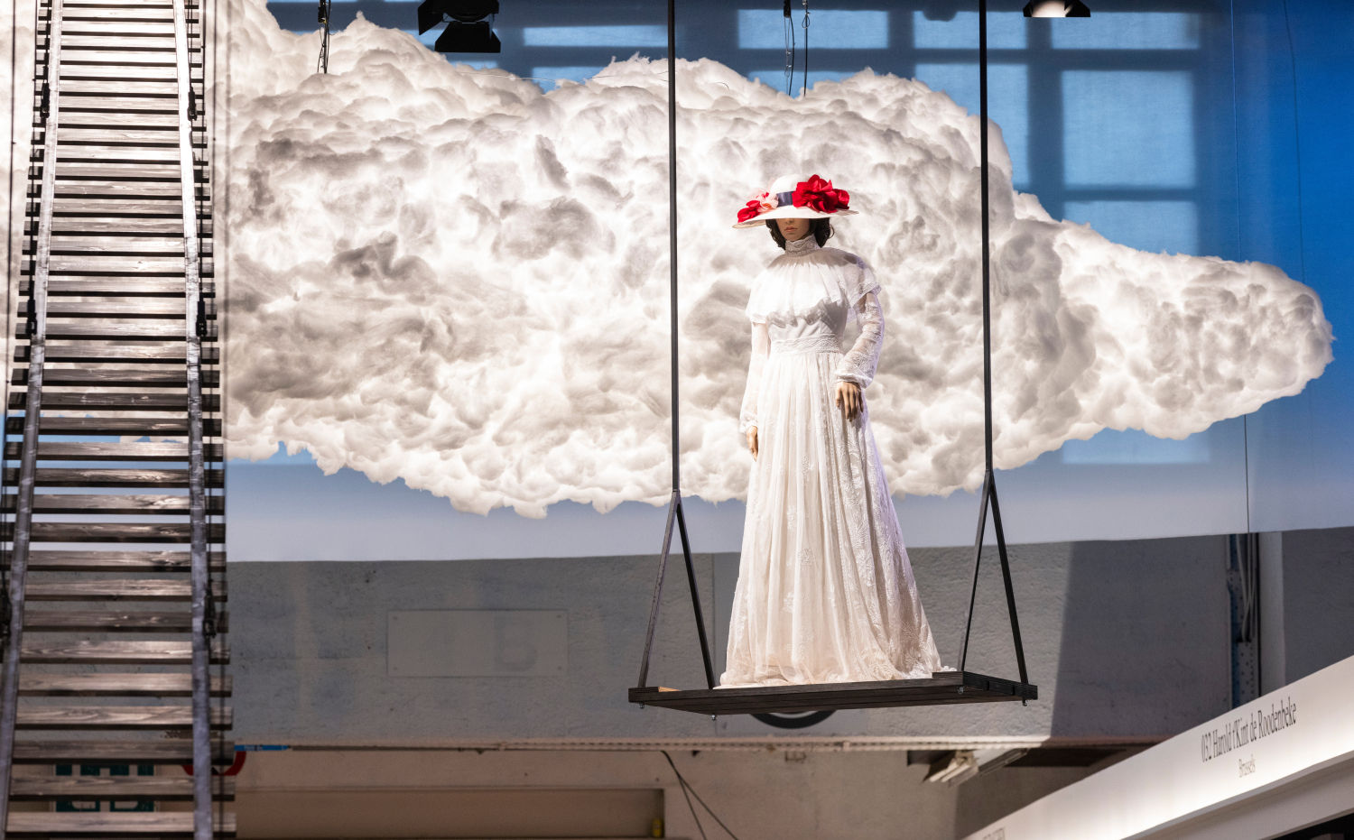 POR LAS NUBES. La edición 2024 de Brafa ha estado dedicada a la figura y obra del pintor belga Paul Delvaux, cuyas pinturas enigmáticas se escapan del surrealismo clásico de René Magritte