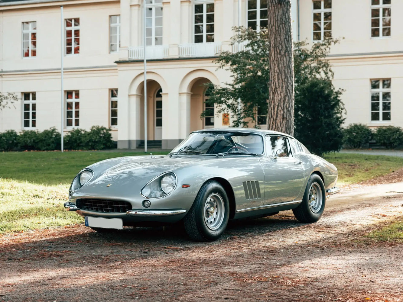 El Ferrari 275 GTB es un raro ejemplo de capó alargado que lleva seis décadas cambiando de propietario continuamente. Su nuevo dueño ha pagado 3,2 millones de euros por este clásico.