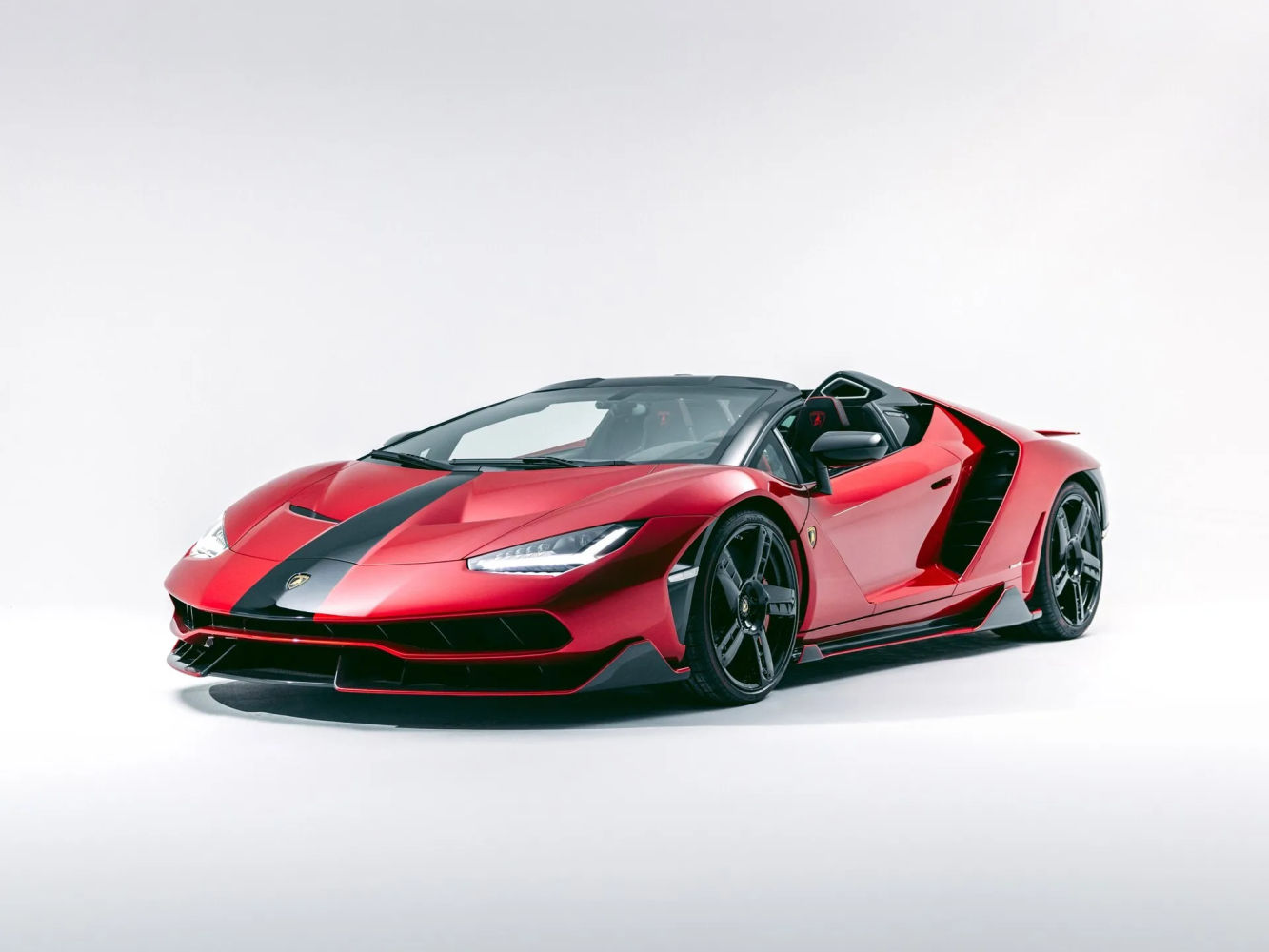 Un modelo más reciente uno de los 20 Lamborghini Centenario LP770-4 Roadster fabricados. Cuenta con un motor V-12 acoplado a una caja de cambios automática de 7 velocidades. El ganador de la puja ha dado 3,2 millones de euros por él.