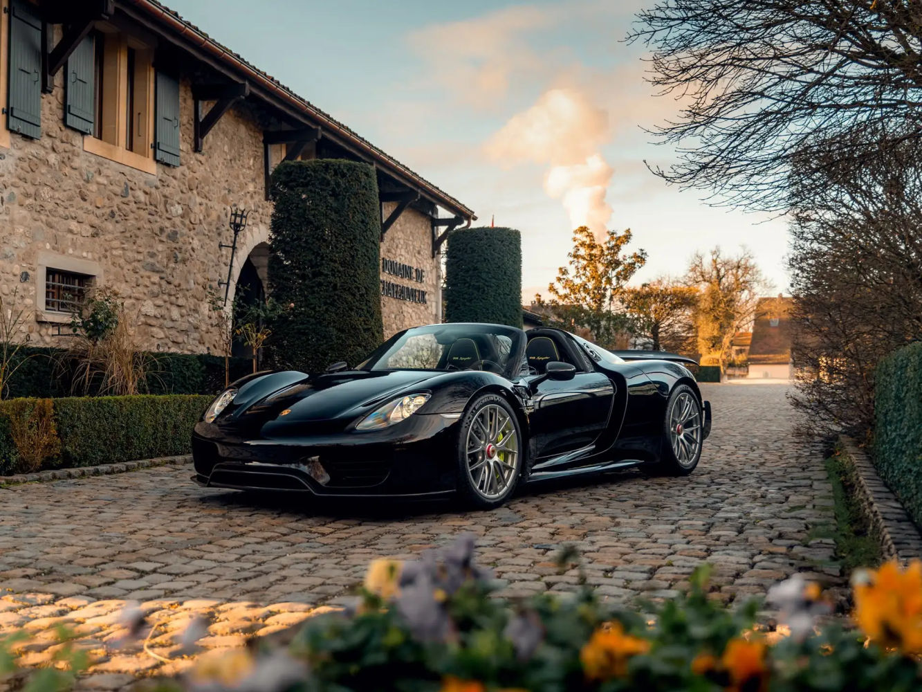 Diez años acaba de cumplir este Porche 918 Spyder de la división Weissach. Una puesta al negro ónix con ribetes verde ácido que vale 1,8 millones de euros.
