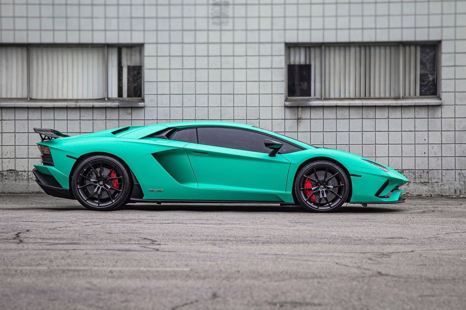 Bieber adquirió en 2018 un Lamborghini Aventador S customizado en color turquesa. Con un motor V12 de 6,5 litros, este coche cuenta con 740 CV de potencia y una aceleración de 0 a 100 km/h en menos de tres segundos. Al final, consiguió venderlo por ¡casi 400.000 euros!