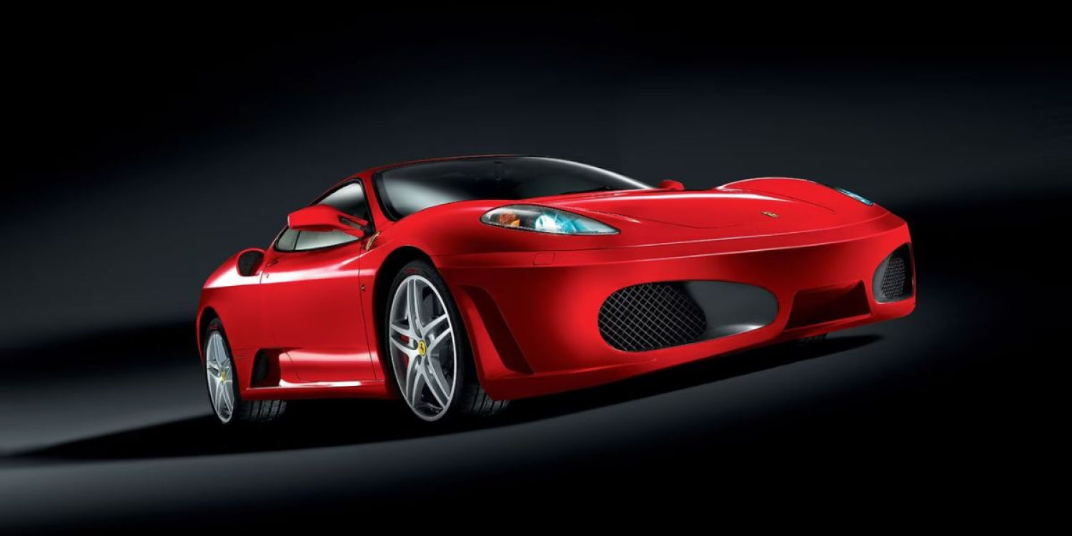 Justin Bieber compró un Ferrari F430 con solo 16 años con carrocería y llantas personalizadas en color negro. Este coche posee 490 CV de potencia, alcanza una velocidad máxima de 315 km/h y es capaz de ponerse a 100 km/h en 4 segundos.