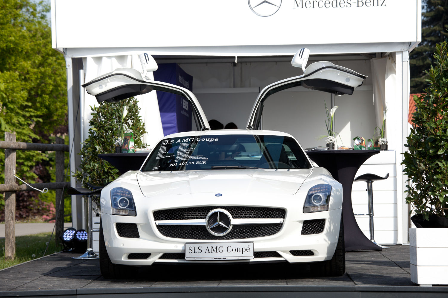 Este Mercedes-Benz SLS AMG de 2011 cuenta con puertas de ala de gaviota y un motor V8 de 6,3 litros y 563 CV. Alcanza los 320 km/h y puede acelerar de 0 a 100 km/h en 3,5 segundos. El de Bieber se averió en los Hamptons en 2018.

Concluiremos con el Mercedes-Benz SLS AMG, un automóvil que estoy seguro que a todos no nos importaría tener en nuestro garaje, ¡a pesar de que el de Bieber se averió en medio de los Hamptons en 2018!