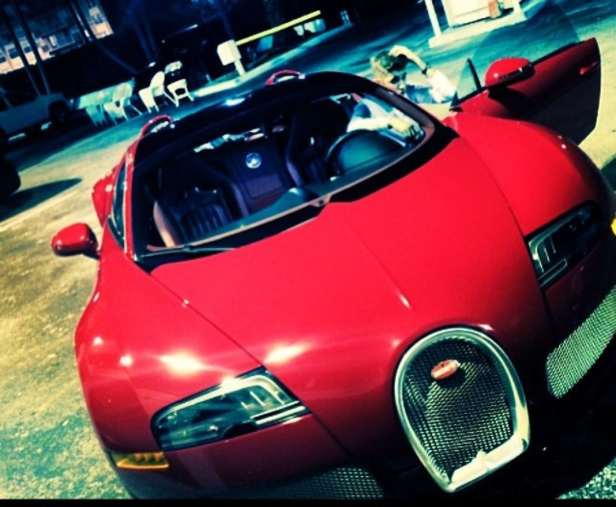 El rapero Birdman le regaló a Bieber este Bugatti Veyron Grand Sport rojo. Se trata de un hiperdeportivo con 1.000 CV de fuerza que alcanza una velocidad máxima de 410 km/h.