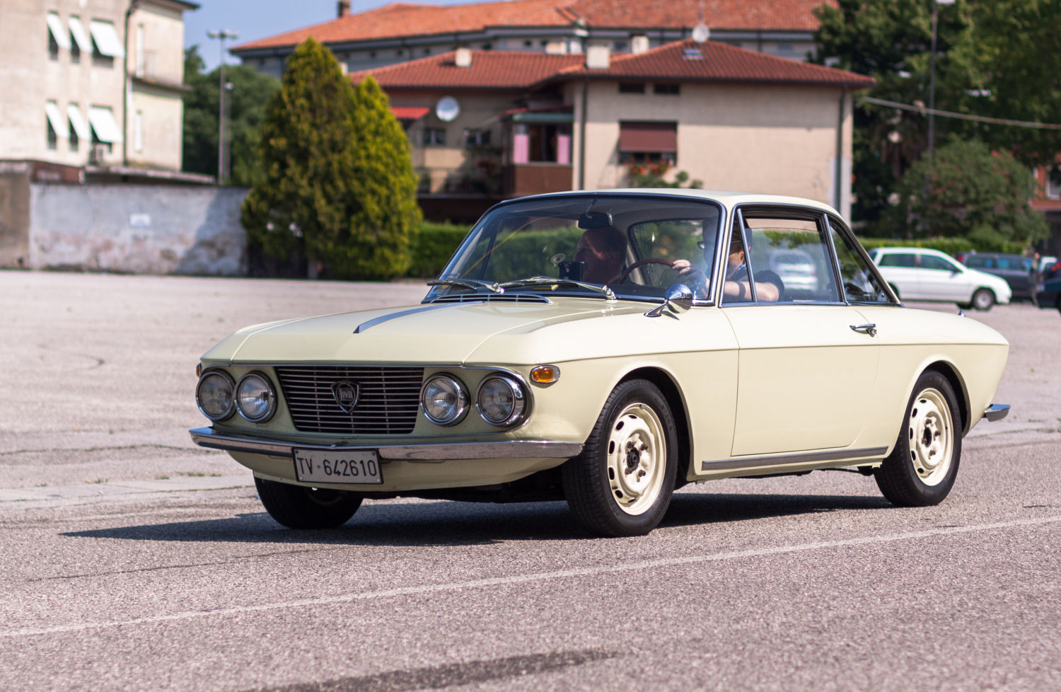 El Lancia Fulvia Coupé fue creado en 1965 y a lo largo de su vida comercial se produjo con motorizaciones de 1.2 hasta 1.6 litros. Este automóvil de corte deportivo cuenta con caja de cambios de cinco velocidades, tracción delantera y suspensión de doble horquilla. Se encuentra por precios razonables.