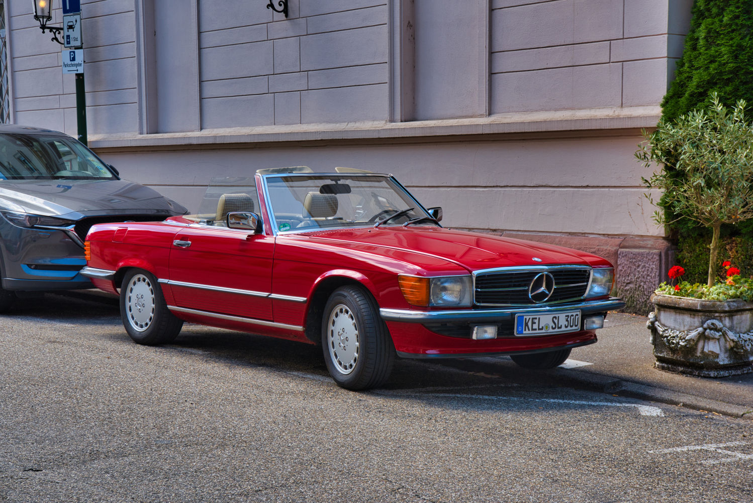 El R107, de la serie SL de Mercedes, es un deportivo robusto y de lujo fabricado entre 1971 y 1989. Con motores que van de los 6 cilindros hasta el V8, algunos de las características más reseñables de este clásico son sus asientos de cuero, su parachoques de fuelle o su techo retráctil.