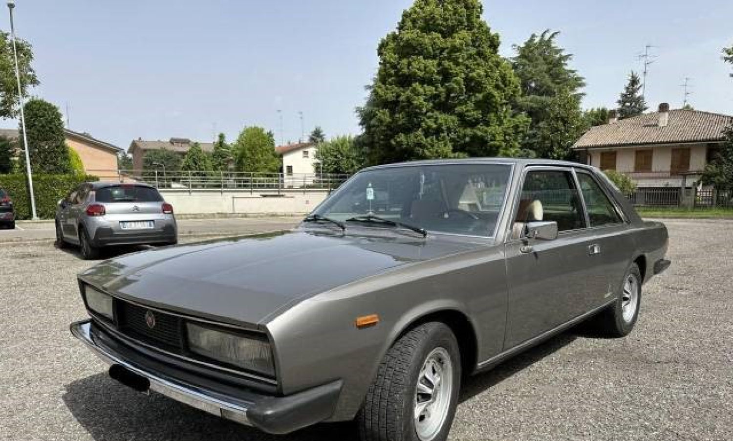 El 130 Coupé de Fiat es todo lleva la línea distintiva del estudio de Pininfarina. Este automóvil está equipado con un motor V6 y caja de cambios manual de cuatro velocidades que garantiza una conducción suave, potente y emocionante. Su valor goza en la actualidad de gran potencial de crecimiento.