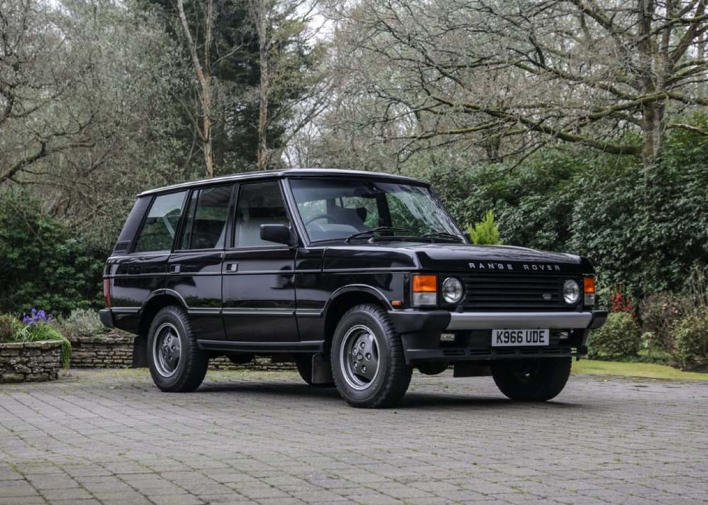 El Land Rover Range Rover 3.9 Efi es un todoterreno de los 90 equipado con un potente motor V8, tracción integral y un sistema de suspensión neumática ajustable. Su precio actual se encuentre entre los 20.000 y los 30.000 euros.