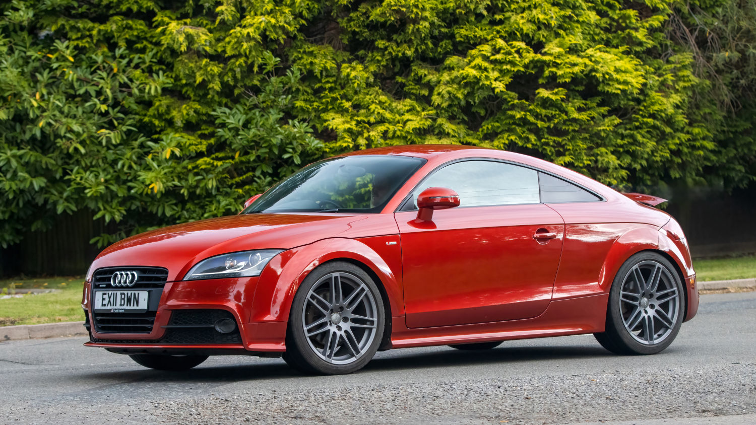 El Audi TT Serie 1 es un coche asequible en el mercado actual, tanto en versión Spider como Coupé. Las versiones con motor V6 y 1.8T de 140 CV son las mejor valoradas. Su diseño destaca por la línea baja del techo trasero, sus luces envolventes y su interior moderno.