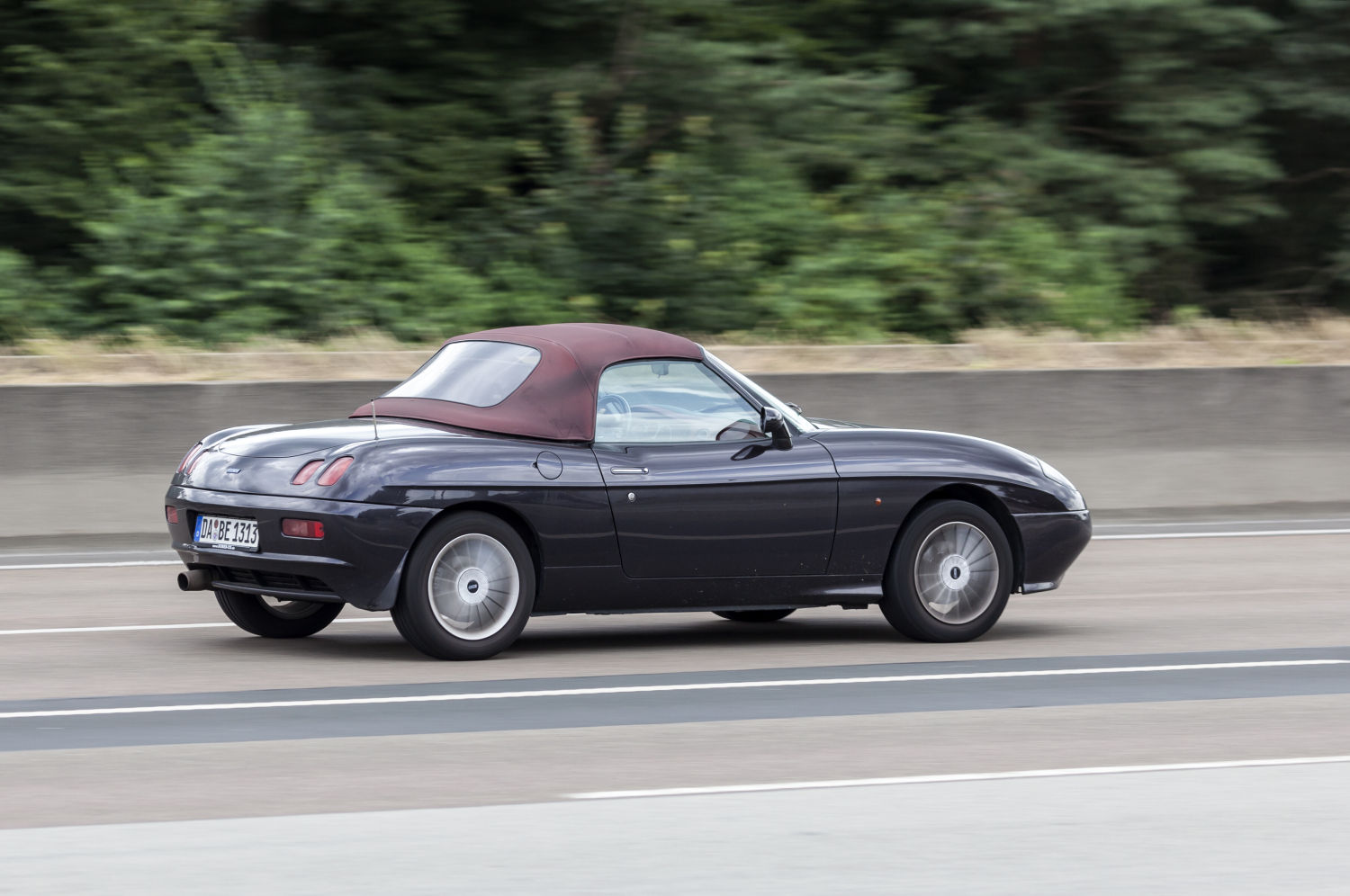 La barchetta de Fiat es otro de los clásicos italianos que puedes conseguir por 7.000 u 8.000 euros. No obstante, algunas de sus monitorizaciones comienzan a ser una rareza, como el 2000 turbo de 16 válvulas, el de 4 cilindros en línea o el motor Lampredi de 190 CV.